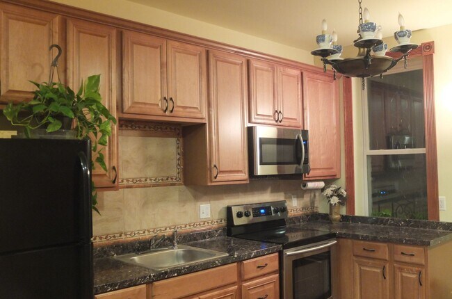 Building Photo - Beautiful Renovated Four bedroom Townhome