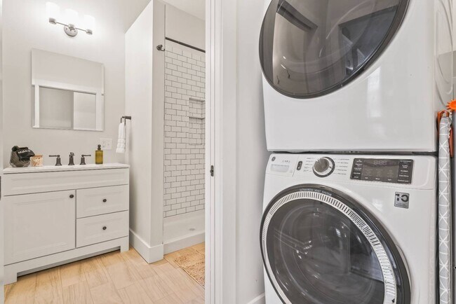 Building Photo - 1 Oak St