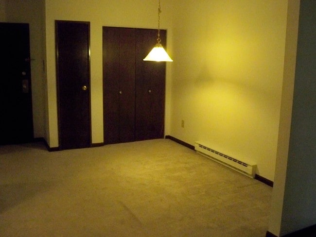 Dining Room - Burlington Arms Apartments