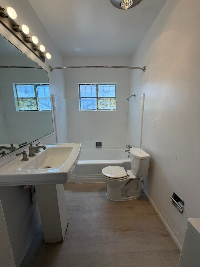 Building Photo - 1510 Amherst Dr SE