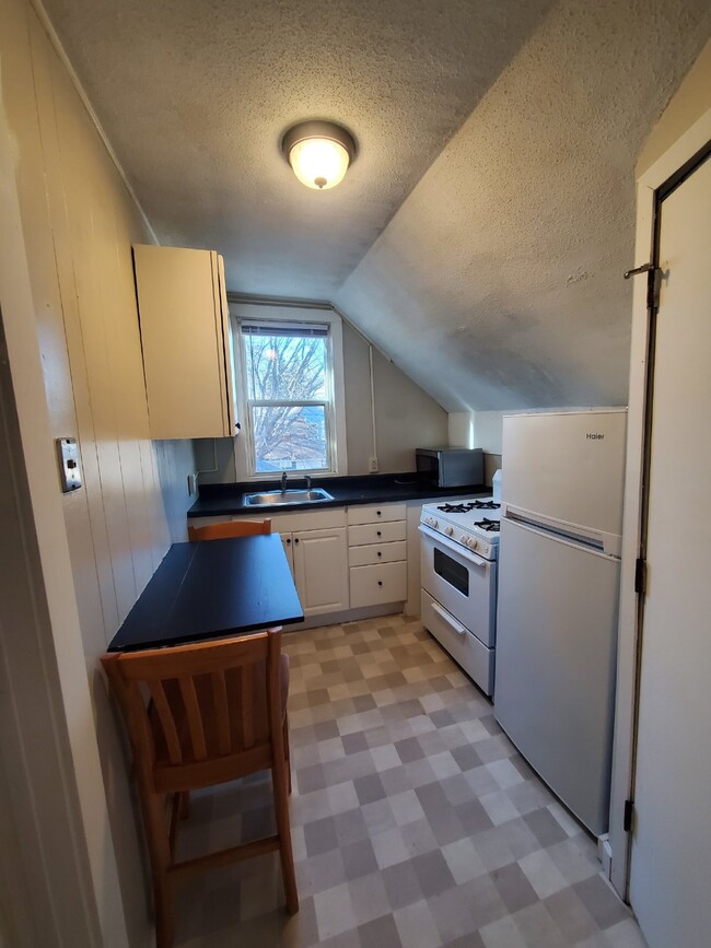 Building Photo - 1BR 1BA Upper Level Unit - Tri-plex Proper...