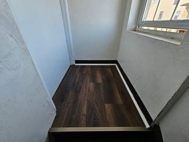 Building Photo - Spacious 3 bedroom 1 bathroom Apartment fo...