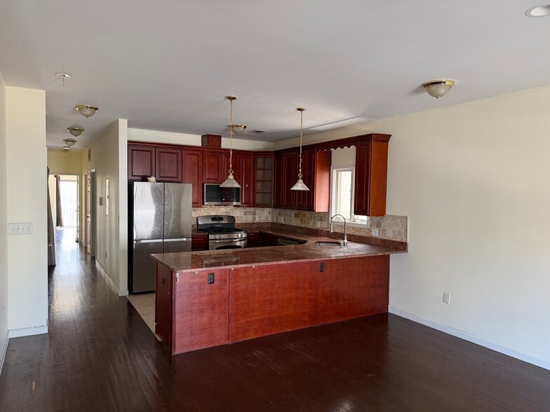 Kitchen - 43 Ravine Ave