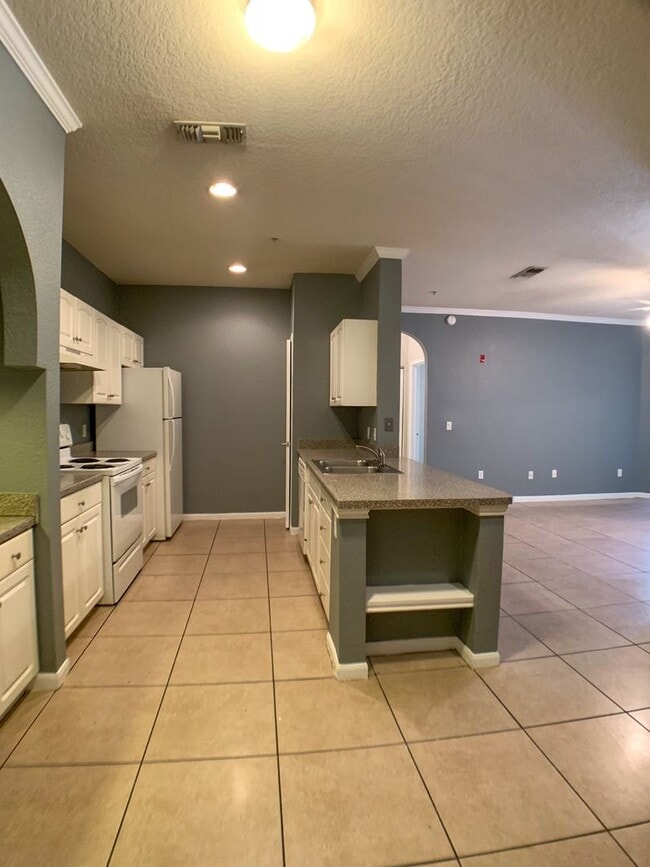 Building Photo - $600 Deposit* Beautiful 2/2 with pool view...