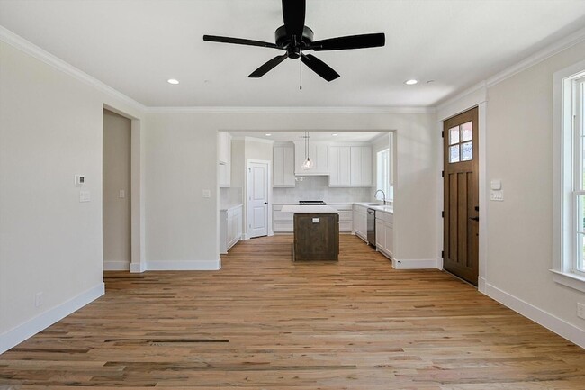 Building Photo - 510 Woodside Trl