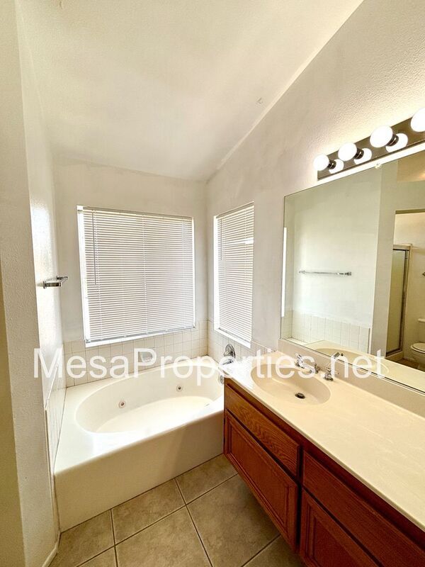 Building Photo - 14581 King Canyon Rd