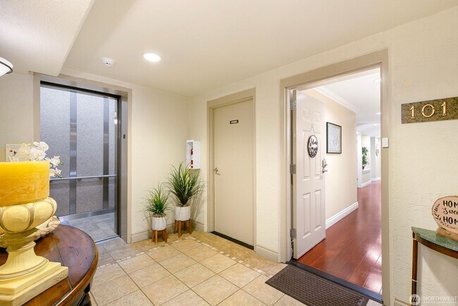 Building Photo - Luxury spacious unit with partial downtown view in Magnolia