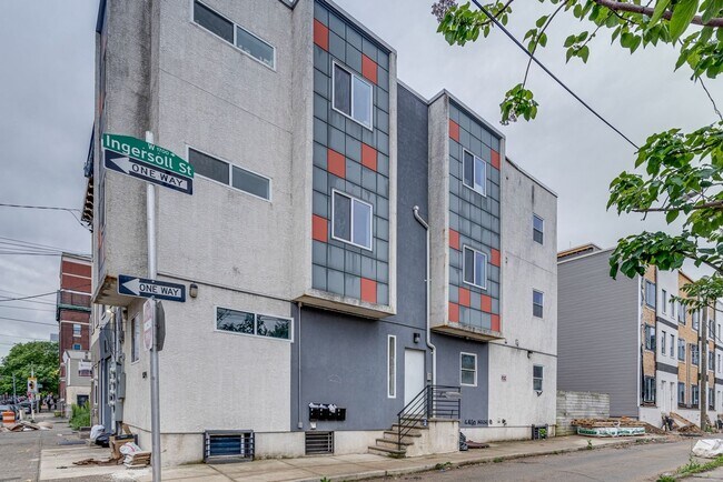 Building Photo - Newly Renovated Temple Apartments