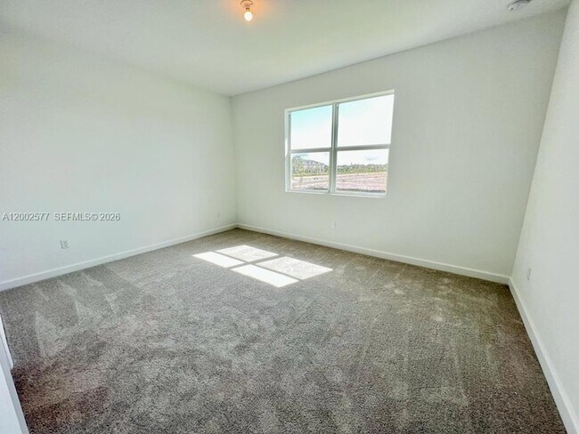 Building Photo - 212 SE Woodbark St