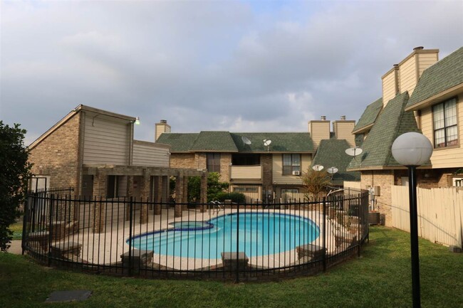 Building Photo - 200 Martingale