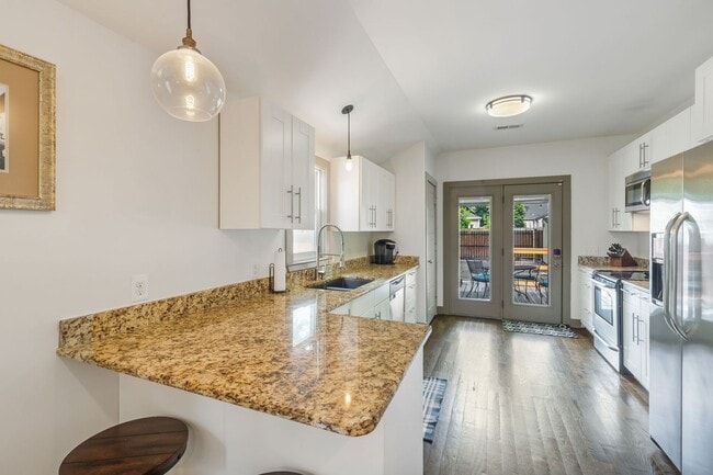 Building Photo - Beautiful Home Steps to Cleveland Park!
