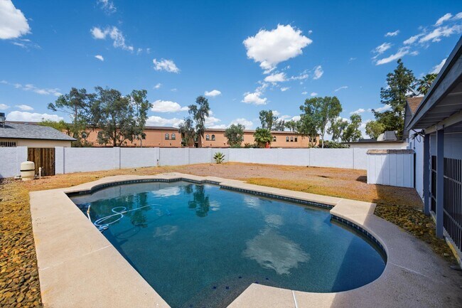 Building Photo - 204 E Duke Dr