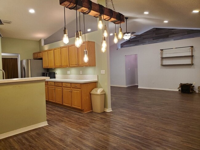 Building Photo - 4 Bedroom 2 Bath home located in heart of ...