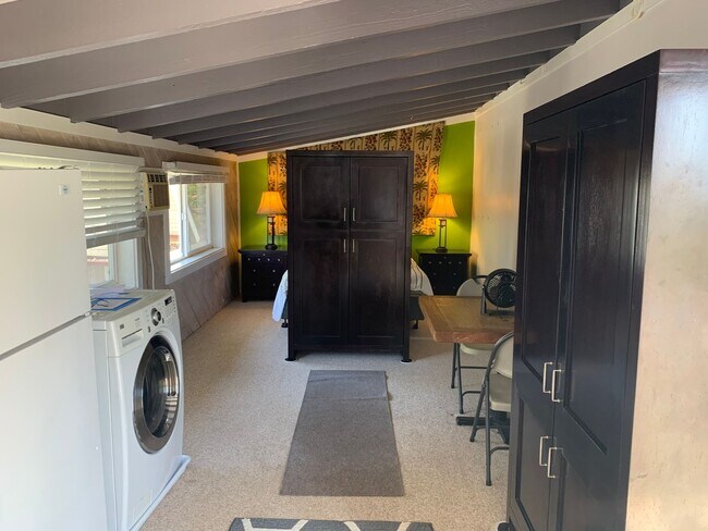 Building Photo - Quaint Kahana Studio- 50 yards to the beach!