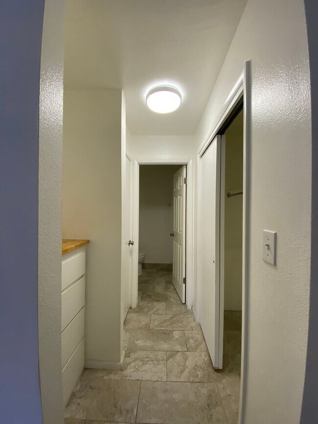 Building Photo - Studio Apartment With Granite Countertops