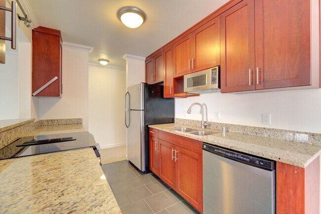 Building Photo - 3Bd/1.75Ba Seattle Condo