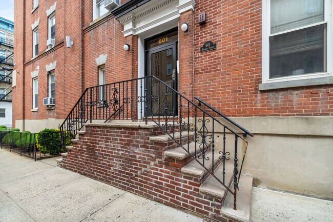 Building Photo - 601 Monroe St