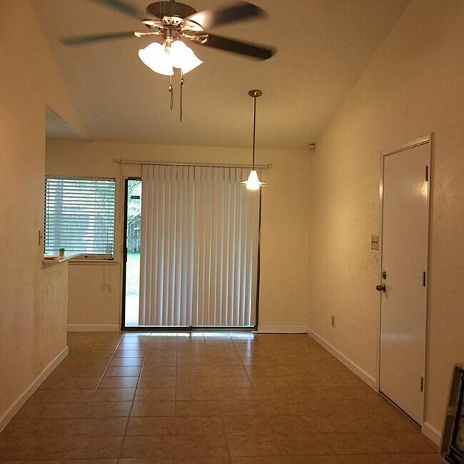 Building Photo - 527 Jeff Davis Dr