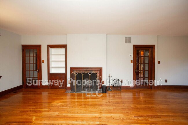 Building Photo - 319 N Newton Lake Dr