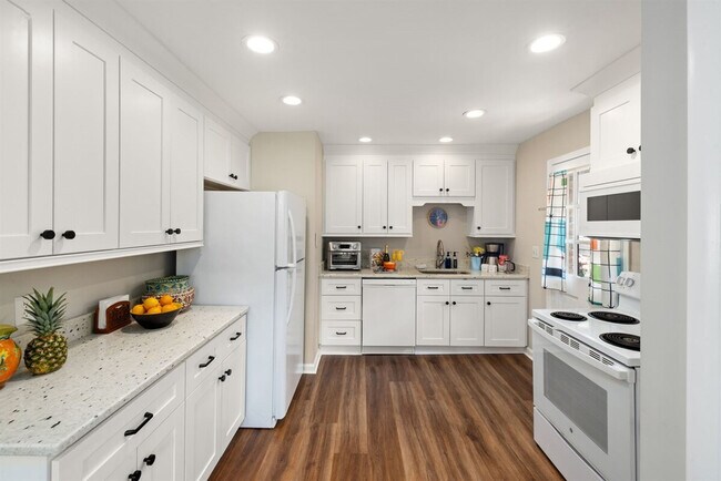 Building Photo - 500 Oak Ave