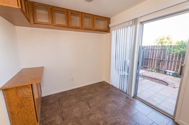 Building Photo - Cozy Condo! 2 Bedroom, 1 Bath, Washer & Dryer and Jacuzzi included!