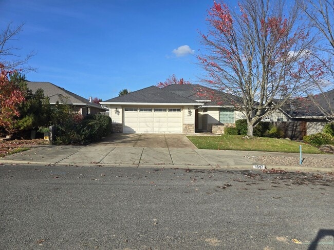 Building Photo - 3 bed 2 bath  Home for Rent in Grants Pass