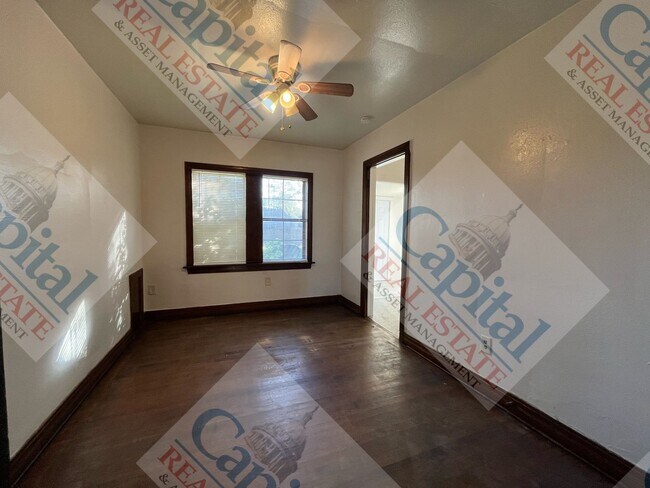 Building Photo - Charming 3 Bedroom