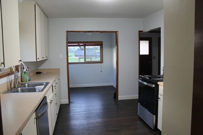 Building Photo - 7461 OR-240