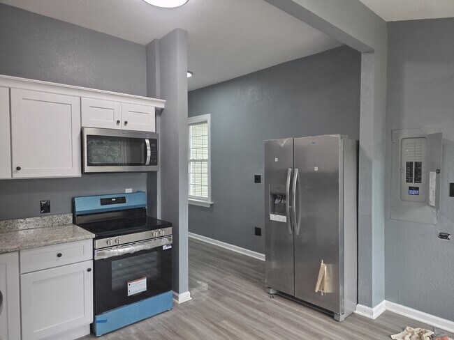 Building Photo - 307 E Pembroke Ave