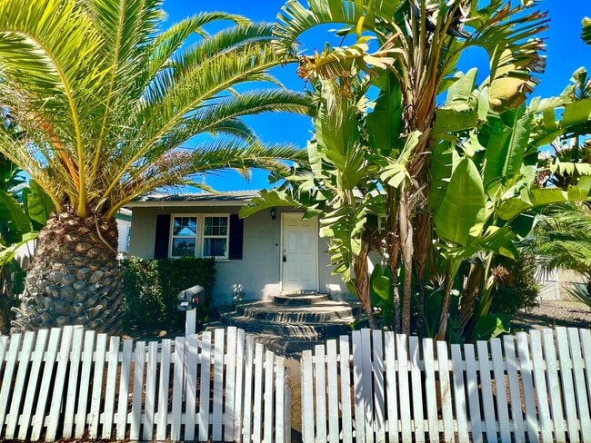 Building Photo - Walk to Beach, Garage, Yard, Hardwood Floors