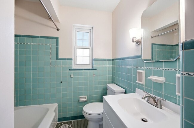 Building Photo - Charming Covedale Duplex