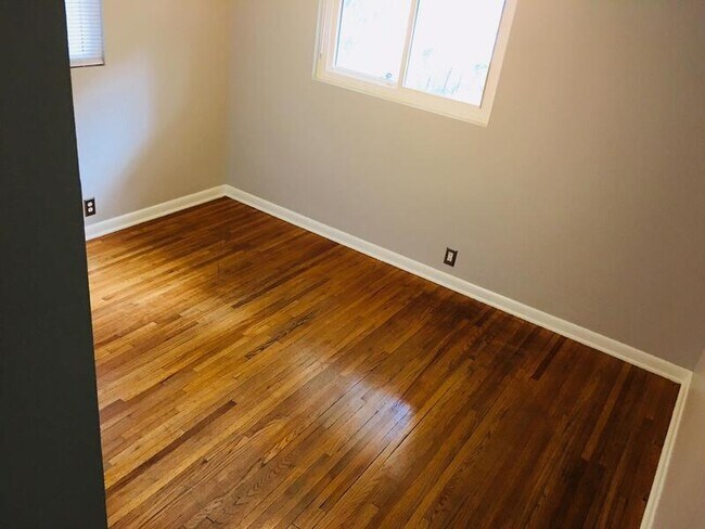 Building Photo - 5624 Lake St