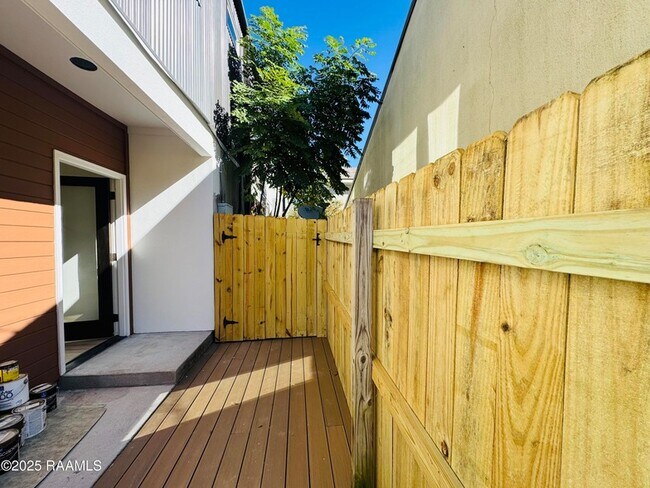 Building Photo - 113 Bayou St