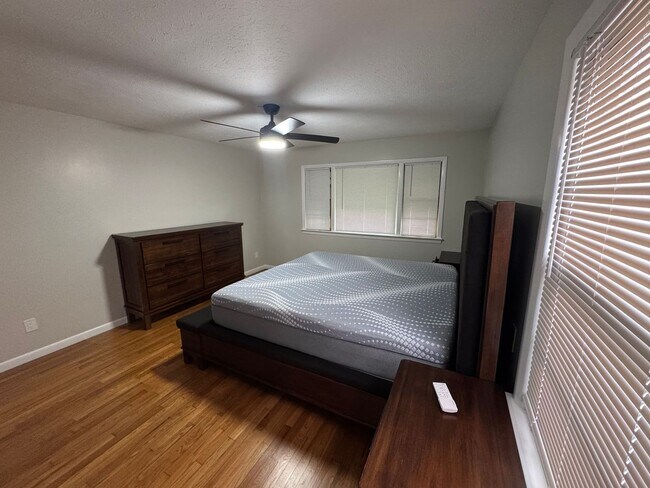 Building Photo - Charming 3BR Ground Floor Unit in South Euclid