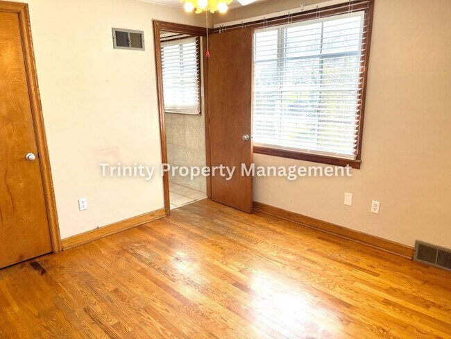 Building Photo - 122 Marshall St