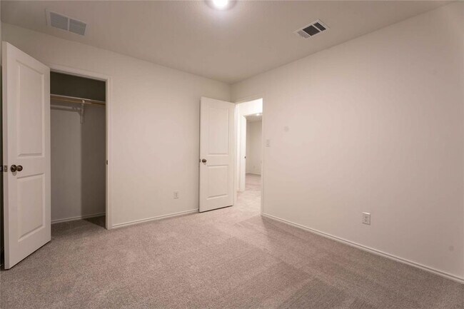 Building Photo - 2320 Blizzard Dr