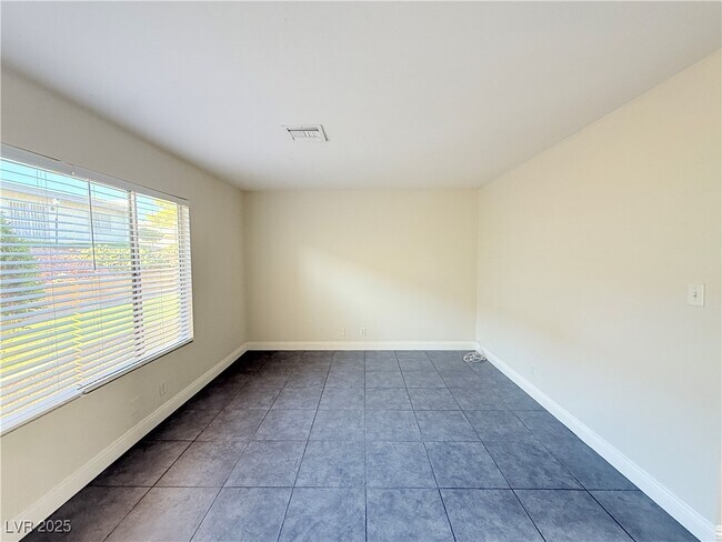 Building Photo - 764 Lawrence Dr