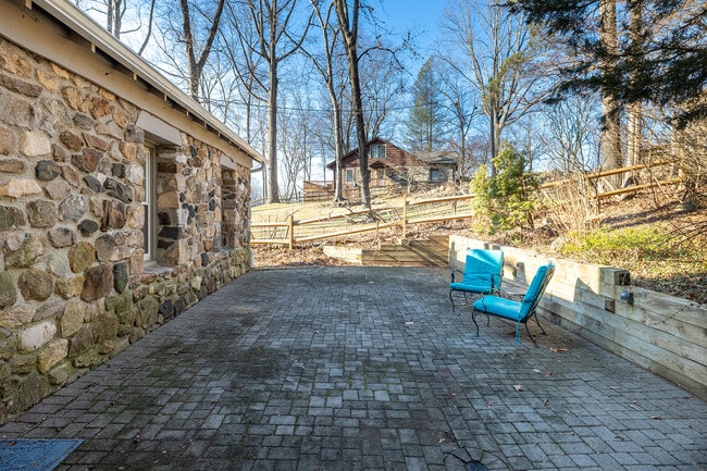 Building Photo - 16 Crescent Dr