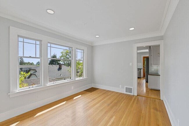 Building Photo - Charming AIR CONDITIONED Leschi Craftsman