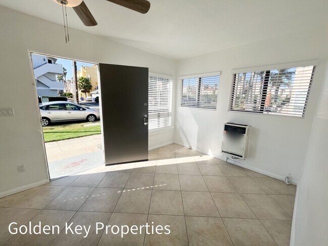 Building Photo - Single-level apartment in Oceanside a block to the beach!