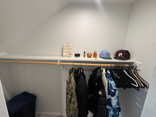 Building Photo - Spacious 3 Bedroom Townhouse