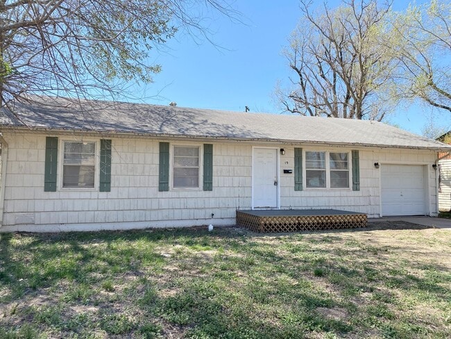 Building Photo - 3 Bed 1 Bath with Garage