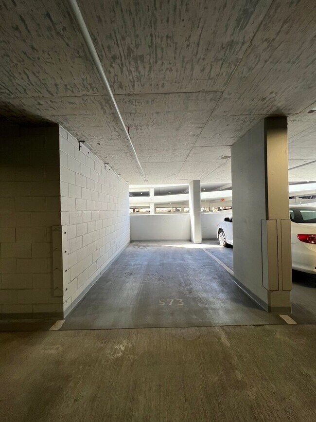 Building Photo - ** 2 BEDROOM 2 BATH** 2 covered PARKING, O...