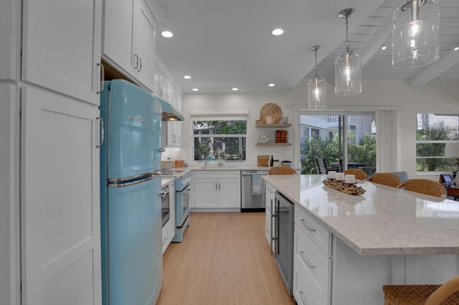 Building Photo - 320 S Ocean Blvd