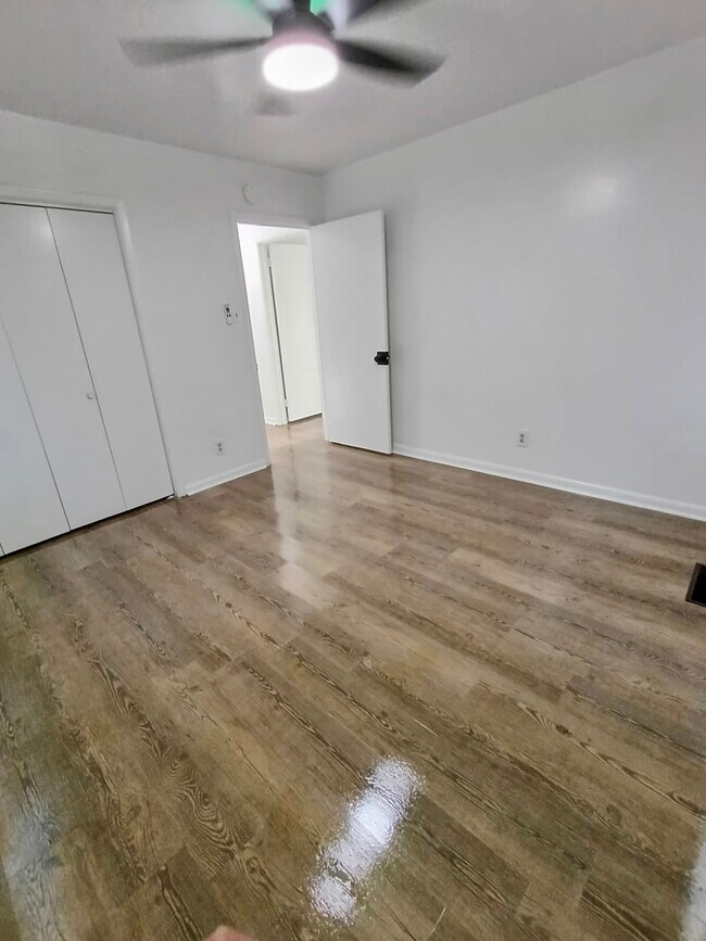 Building Photo - 6408 Bluebird Dr-1