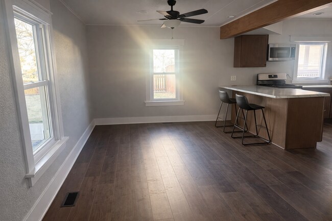 Building Photo - 146 6th St