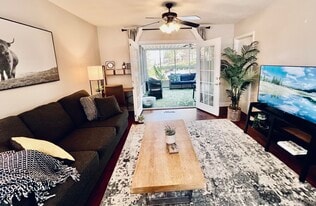 Building Photo - 209 E Knox St