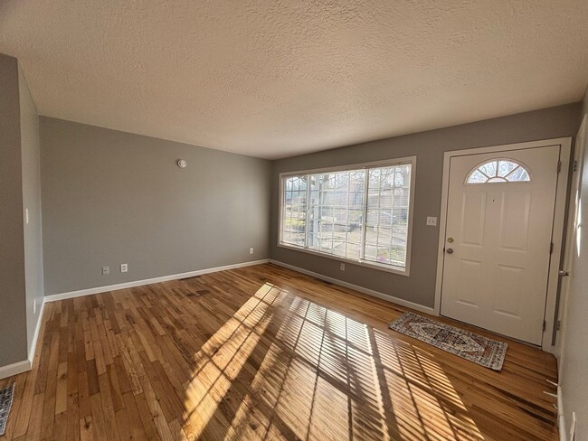 Building Photo - Newly Updated 3 Bedroom Home in SE Portland