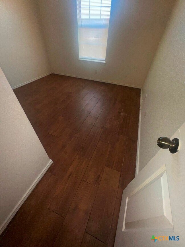 Building Photo - 3804 Captain Dr