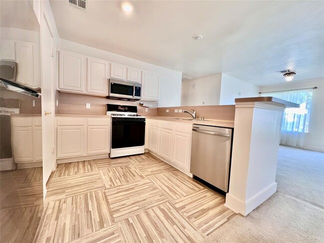 Building Photo - 5015 Summit Lodge Dr